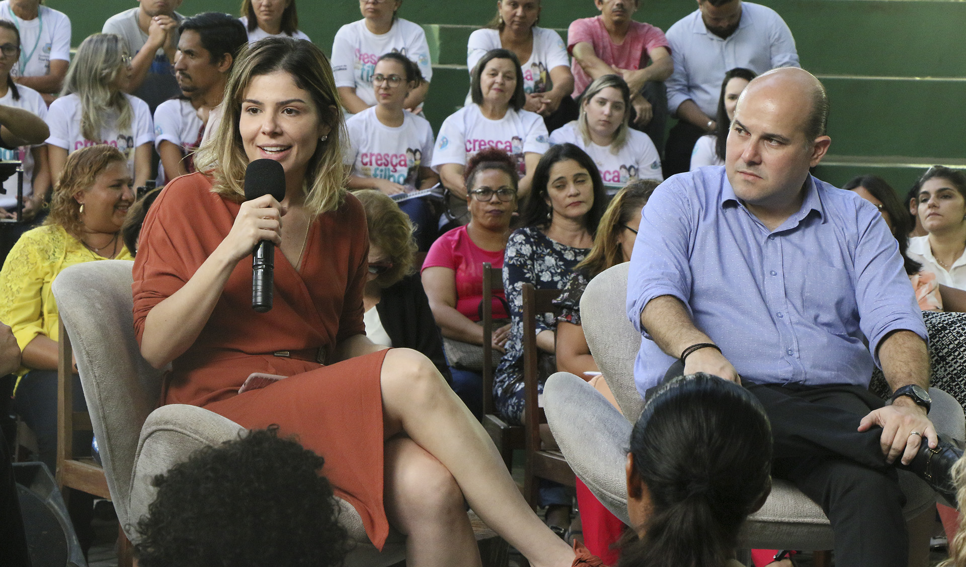 primeira dama carol bezerra e prefeito roberto claudio sentados